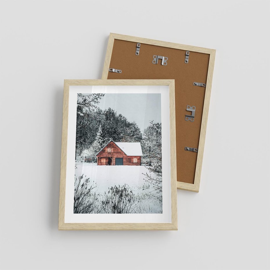 Plakat w ramie 30x40 - Domek w Górach Pokryty Śniegiem - domek w górach, śnieg - rama drewno