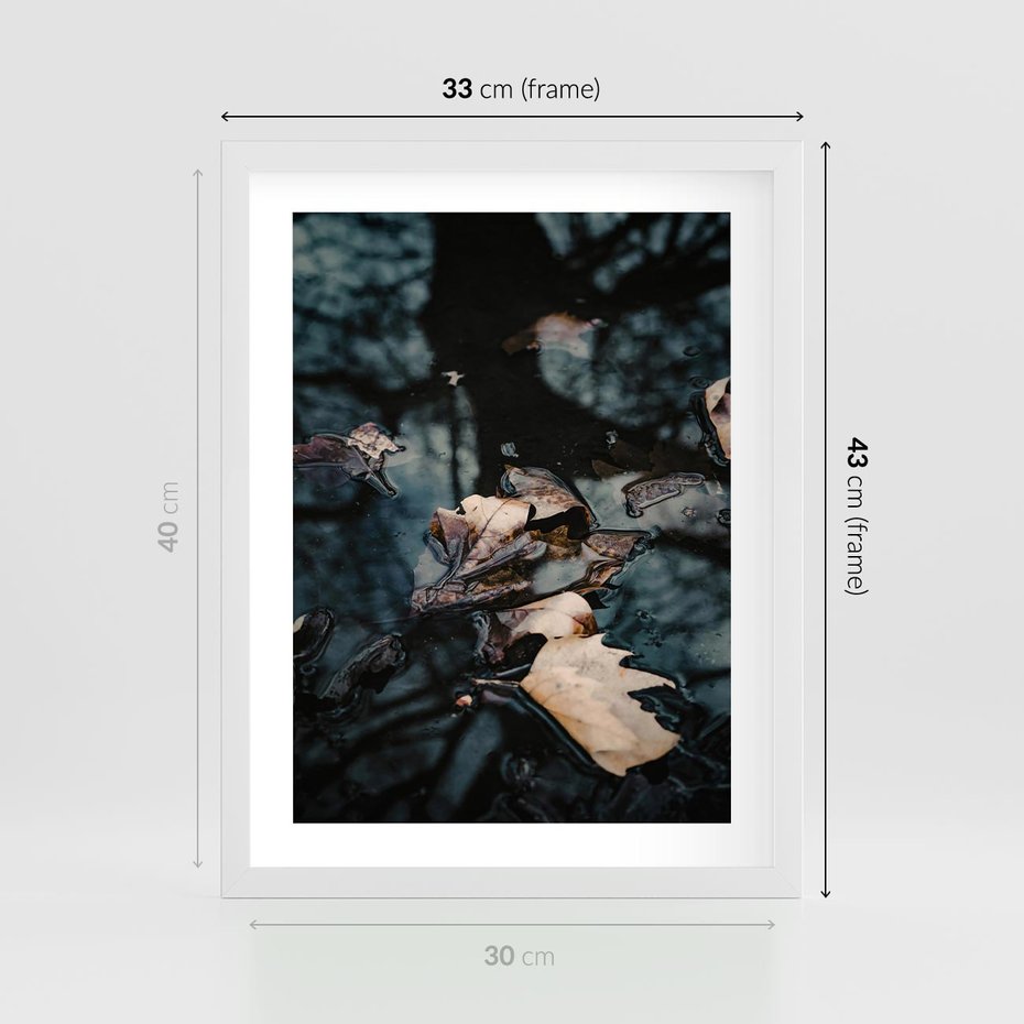 Plakat w ramie 30x40 - Jesienne Liście w Kałużach: Odbicie Natury - jesienne liście wkałuży, fotografia - rama biała