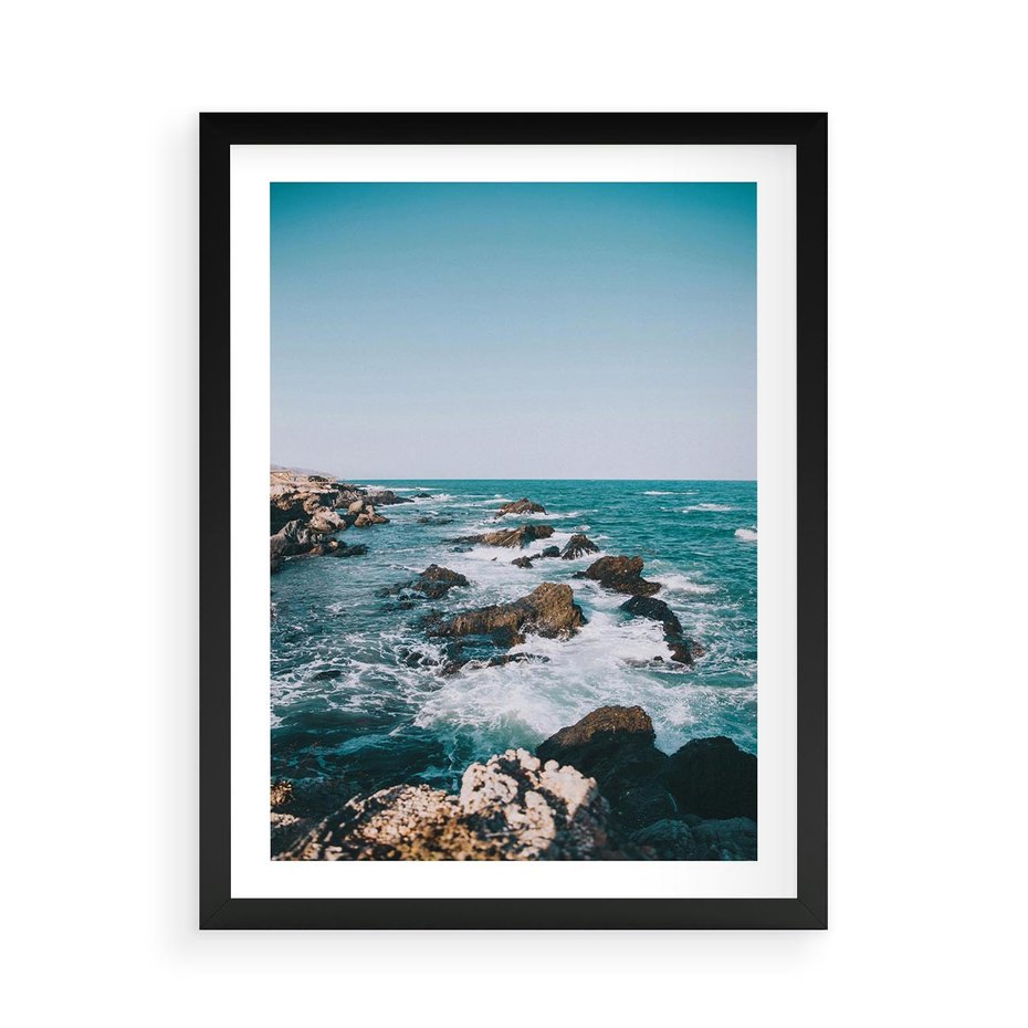 Plakat w ramie 50x70 - Dramatyczna Sceneria: Fale i Skały nad Morzem - morze, fale - rama czarna
