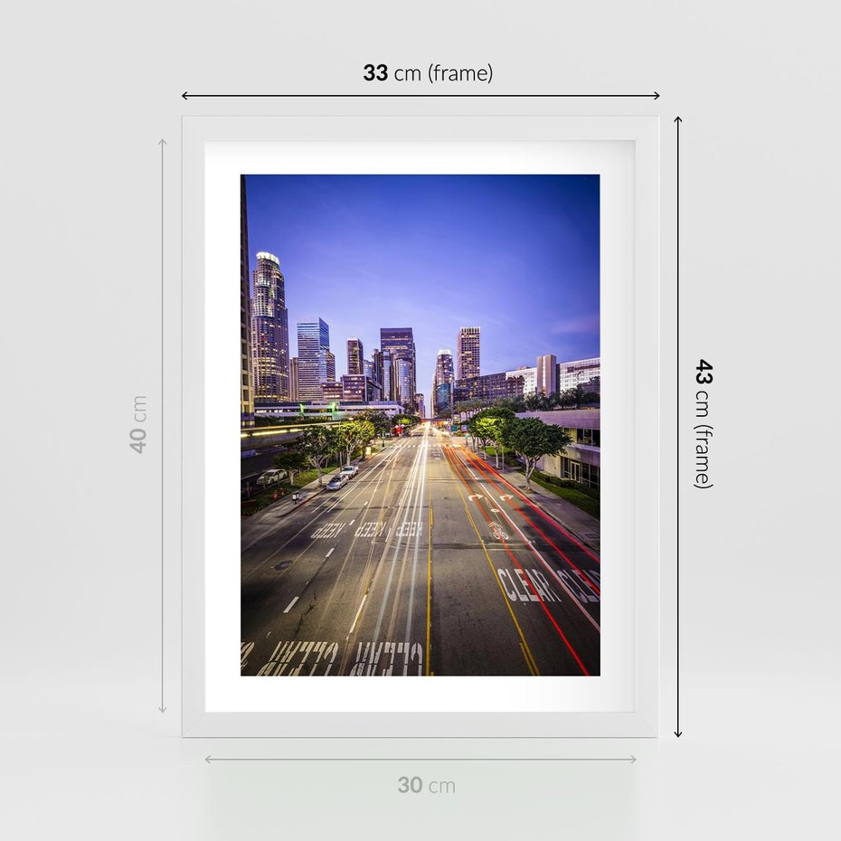 Plakat w ramie 30x40 - Światło nocnej ulicy - miasto, nocą - rama biała