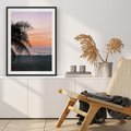 Plakat bez ramy 50x70 - Tropikalny Zachód Słońca: Piękno Palmy - palma, nad morzem