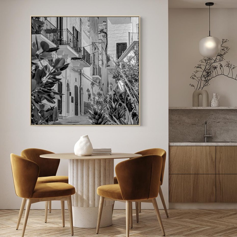 Obraz w ramie 80x80 - Nadmorska Uliczka - czarno białe zdjecie, uliczka w nadmorskim mieście - rama drewno