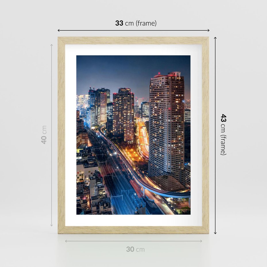 Plakat w ramie 30x40 - Miasto nocą z wieżowcami w tle - miasto, nocą - rama drewno