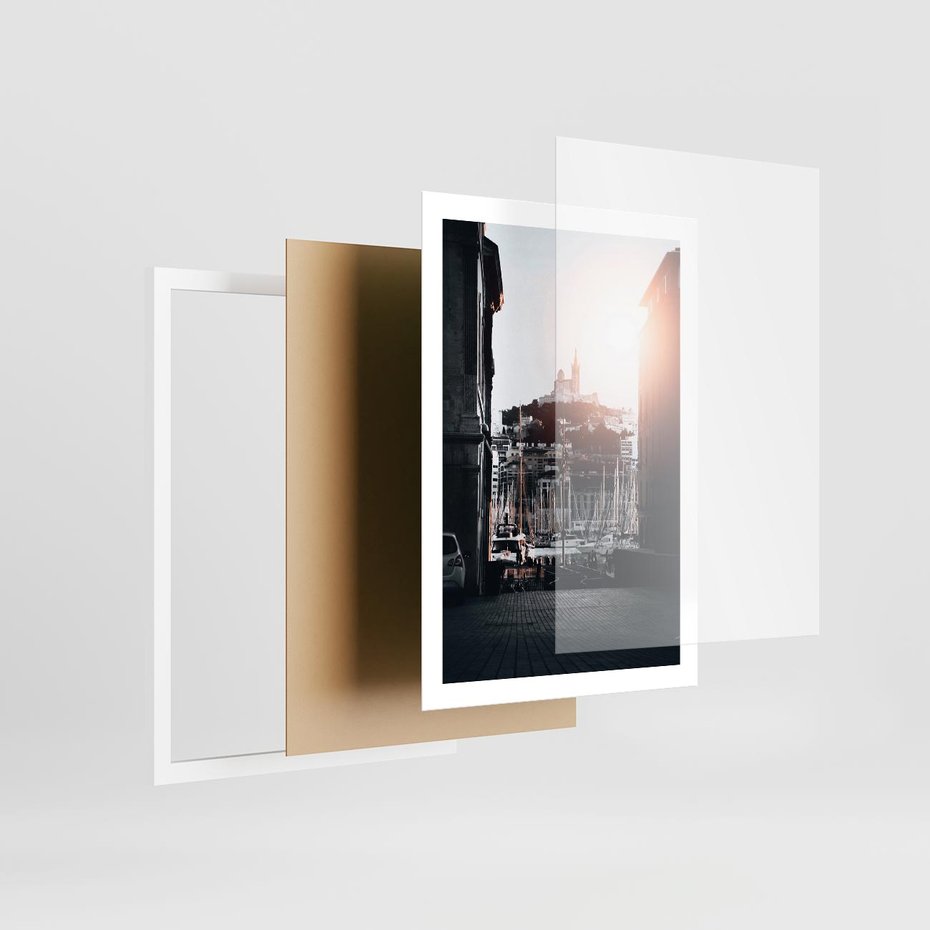 Plakat w ramie 50x70 - Światło Portowe - czarno białe zdjecie, uliczka w nadmorskim mieście - rama biała