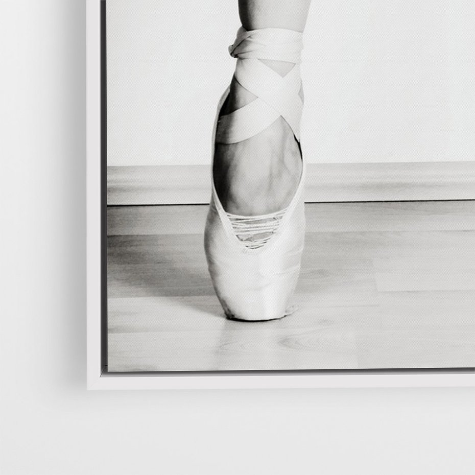 Obraz w ramie 70x100 - Tańcząca Delikatność - artystyczne zdjęcie, odcienie szarości - rama biała