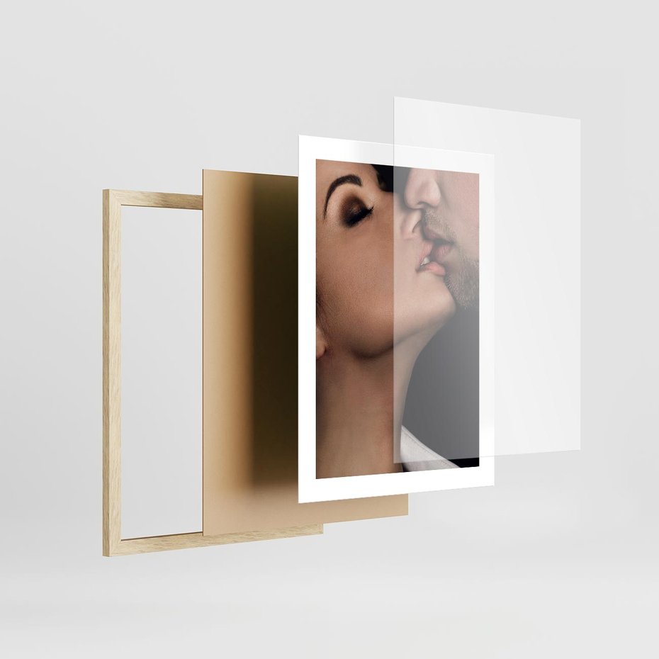 Plakat w ramie 30x40 - Miłosne Uczucia - kobieta, pocałunek - rama drewno