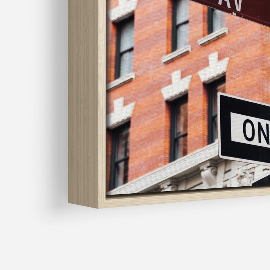 Obraz w ramie 50x50 - Namiastka wielkiego miasta - Nowy Jork, drogowskaz - rama drewno