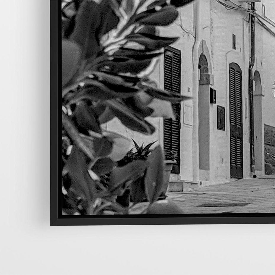 Obraz w ramie 50x50 - Nadmorska Uliczka - czarno białe zdjecie, uliczka w nadmorskim mieście - rama czarna
