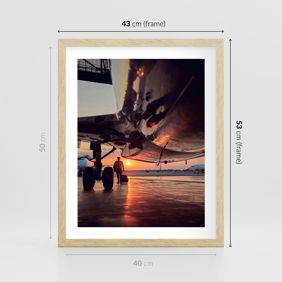 Plakat w ramie 40x50 - Podróż ku Zachodzącemu Słońcu - samolot, scena na lotnisku - rama drewno