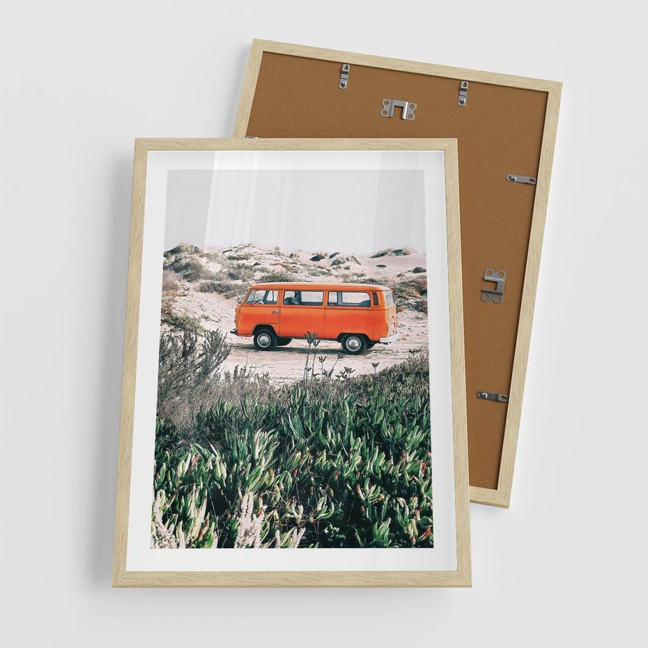 Plakat w ramie 50x70 - Podróże po Pustyni - stary samochód van, pomarańczowy - rama drewno