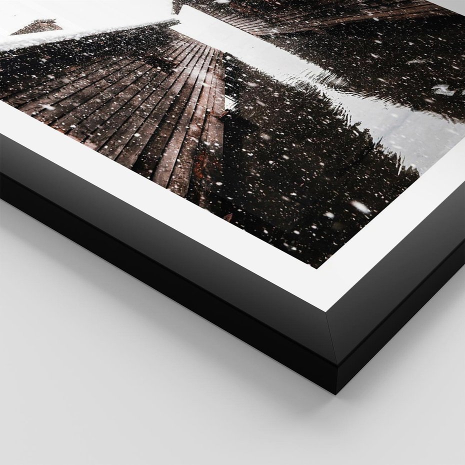 Plakat w ramie 30x40 - Spadający Śnieg - domek górski, w zimie - rama czarna