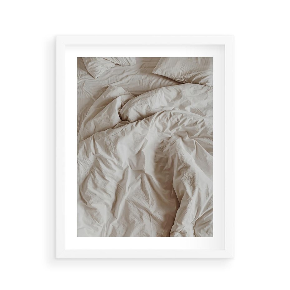 Plakat w ramie 40x50 - Spokojna Noc - biała pościel, zdjęcie do sypialni - rama biała