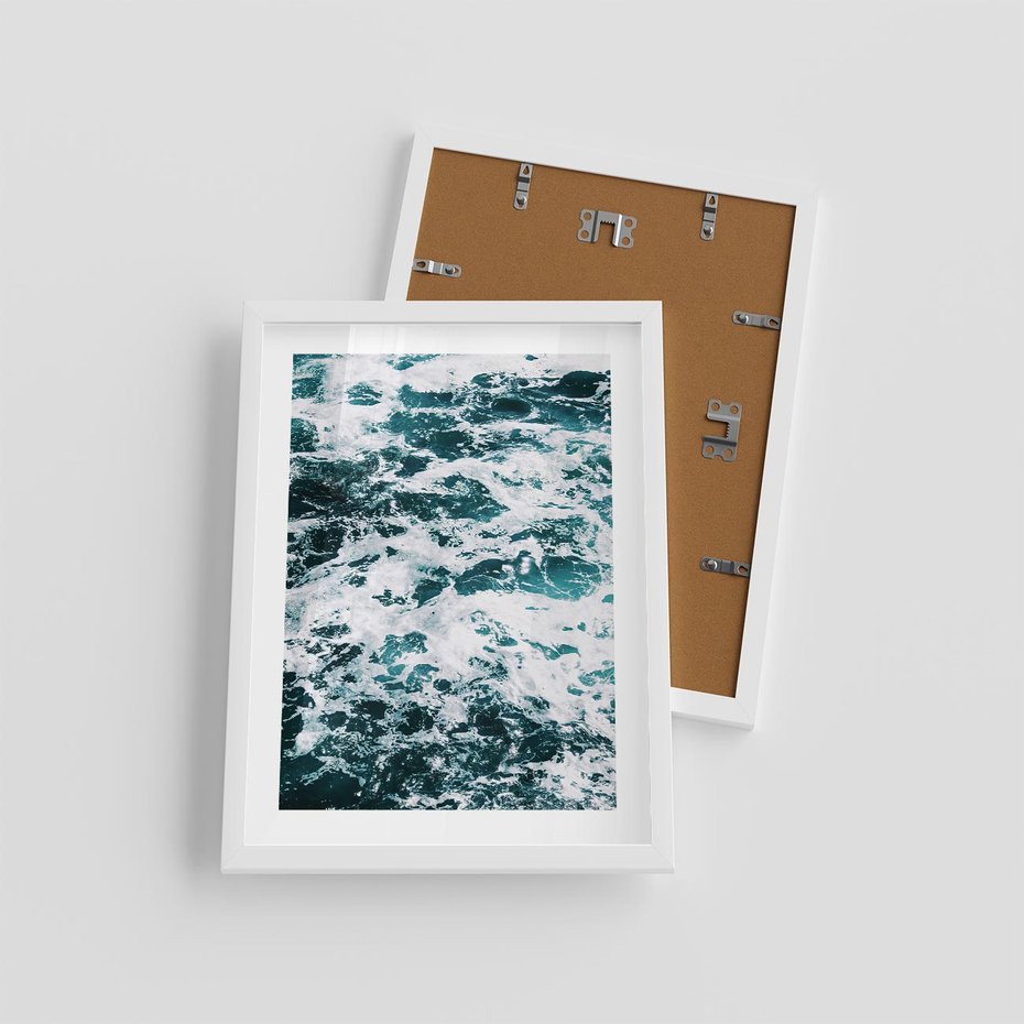 Plakat w ramie 30x40 - Potęga Natury: Wzburzone Fale Oceanu - wzburzone fale oceanu - rama biała