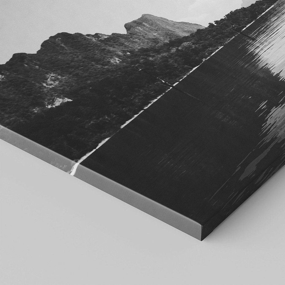 Obraz na płótnie 120x60 - Beztroska Chwila - czarno biała fotografia, mężczyzna wesoło wskakuje do keziora w górach