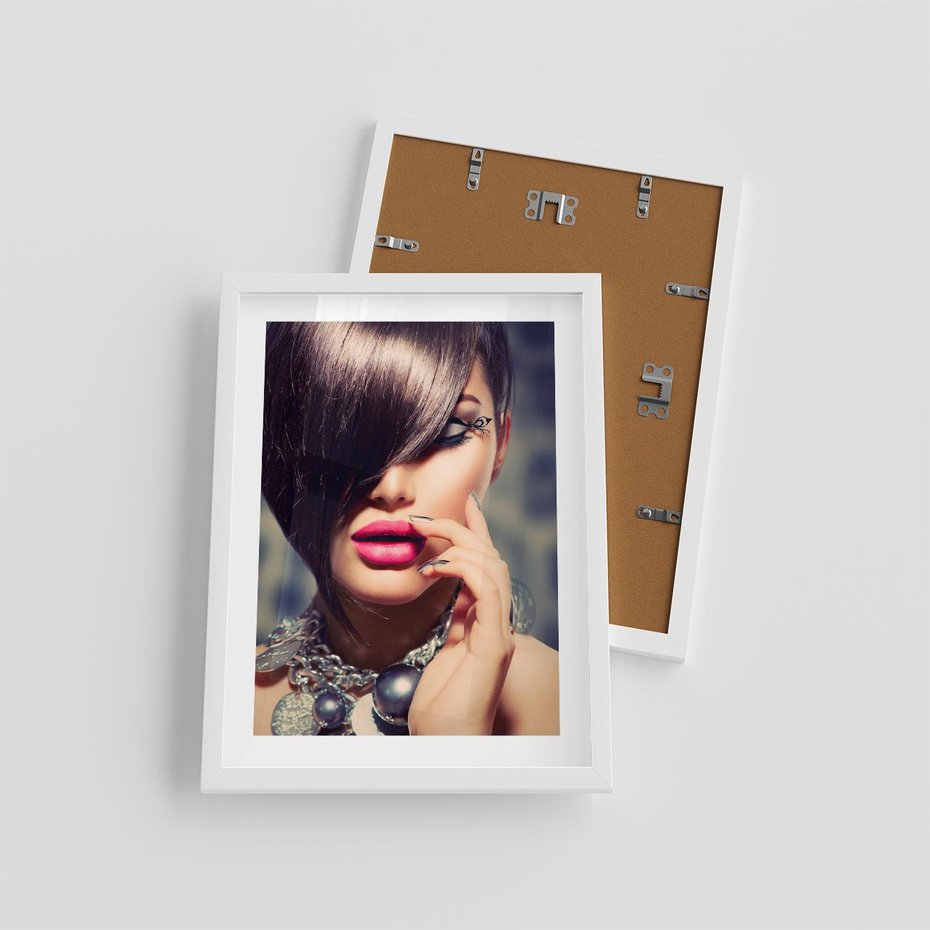 Plakat w ramie 30x40 - Kobiecy urok w makijażu i fryzurze - makijaż, fryzura - rama biała