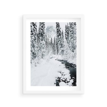 Plakat w ramie 30x40 - Spokój Zimowego Lasu w Górach - zima w lesie, w górach - rama biała