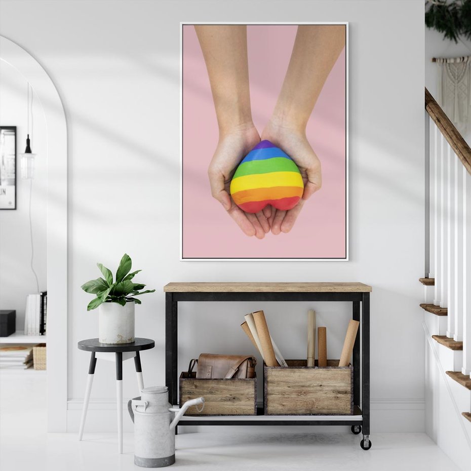 Obraz w ramie 70x100 - Miłość na Dłoniach - zdjęcie, dłonie trzymają ulepione tęczowe serce - rama biała
