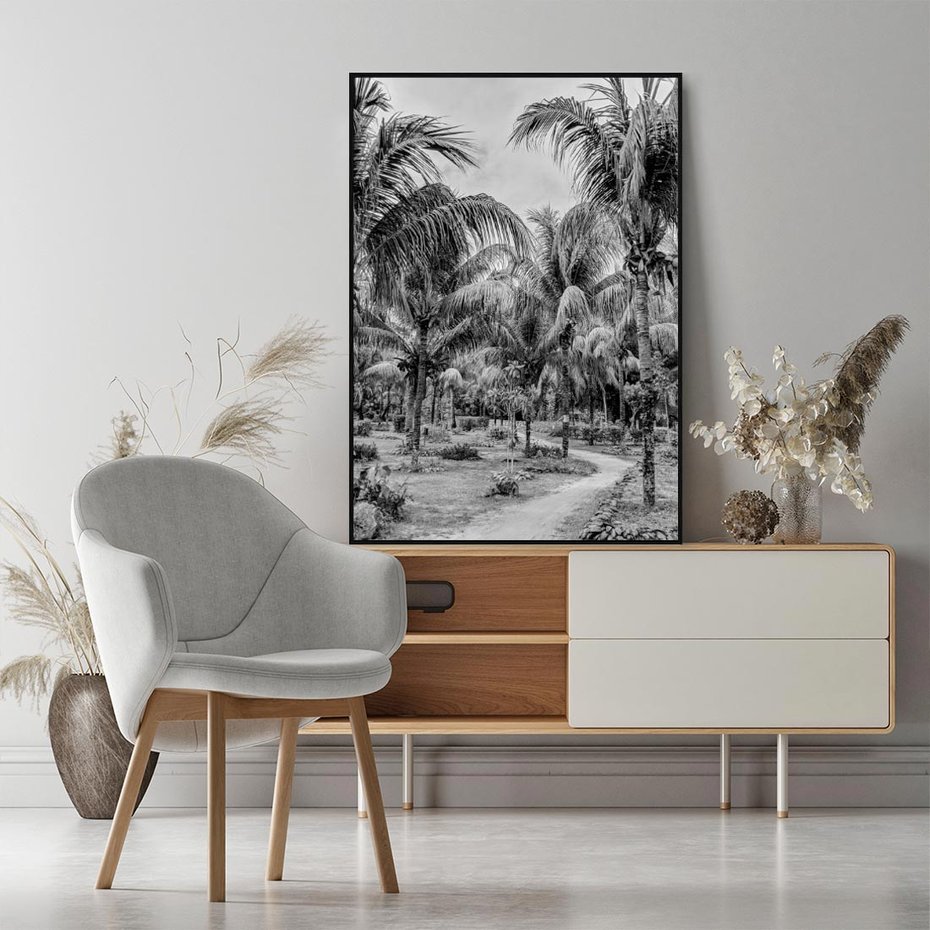 Obraz w ramie 50x70 - Mroczna Ścieżka Tropików - czarno biała fotografia, ścieżka pośród palm - rama czarna