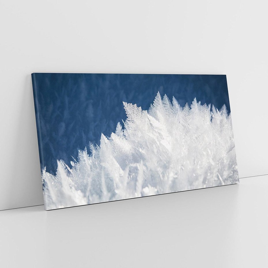 Obraz na płótnie 140x70 - Zimowa magia: Kryształki lodu - zima, kryształki