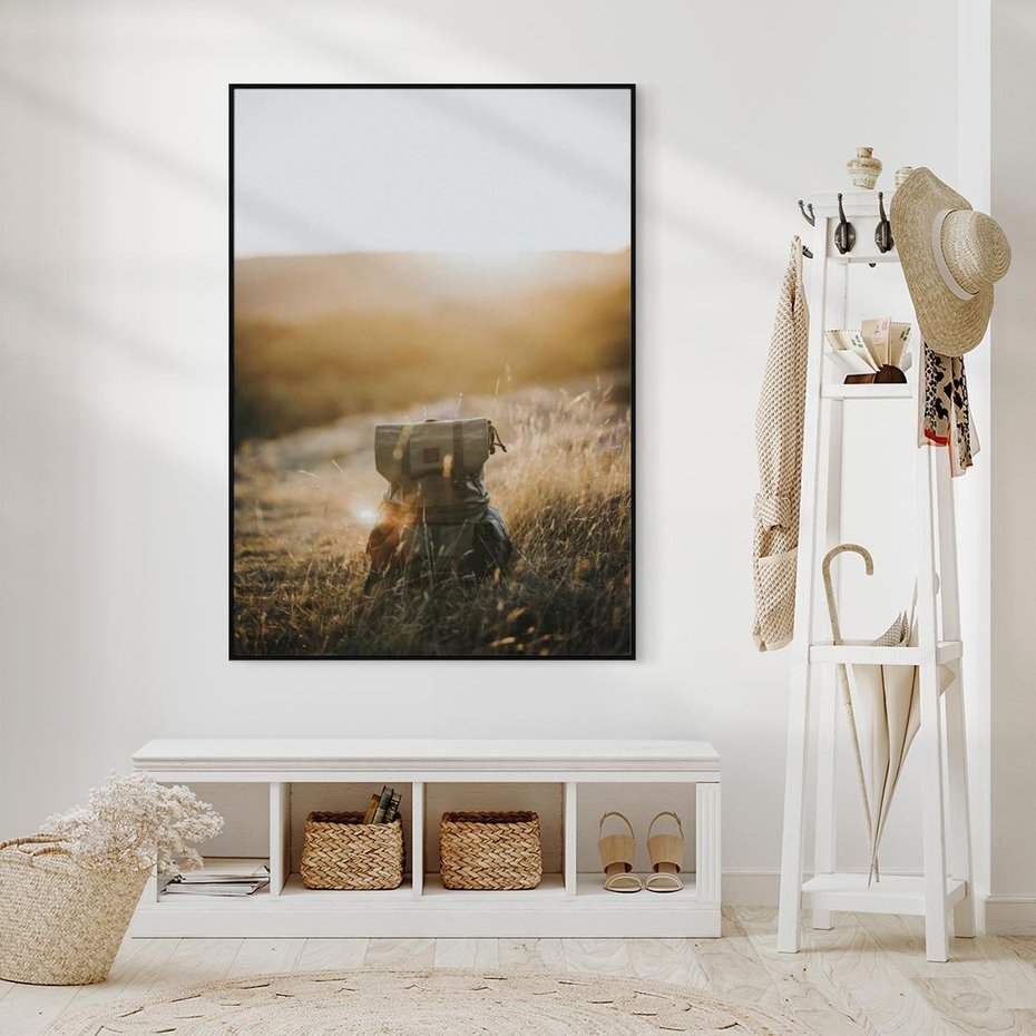 Obraz w ramie 70x100 - Podróżniczy bukiet na łące - plecak, podróż - rama czarna