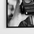 Obraz w ramie 50x50 - Mężczyzna za Aparatem - czarno białe zdjęcie, portret - rama czarna