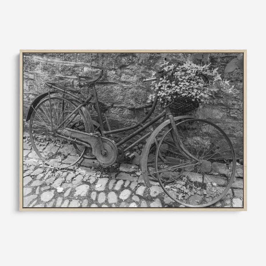 Obraz w ramie 100x70 - Zapomniany Urok - czarno biała fotografia, stary rower oparty o mur - rama drewno