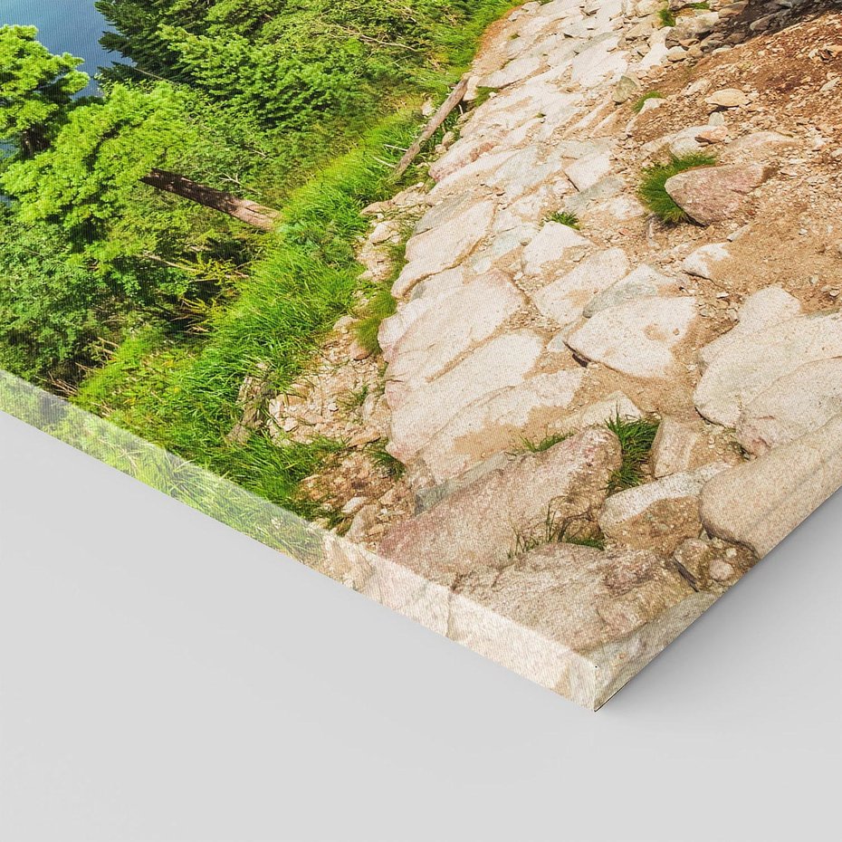 Obraz na płótnie 50x70 - Jezioro górskie: harmonia natury - jezioro, góry