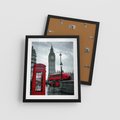 Plakat w ramie 40x50 - Uliczka z charakterystyczną budką w Londynie - Londyn, budka - rama czarna