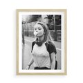 Plakat w ramie 50x70 - Letnia Młodość - nowoczesna fotografia, czarno biała - rama drewno