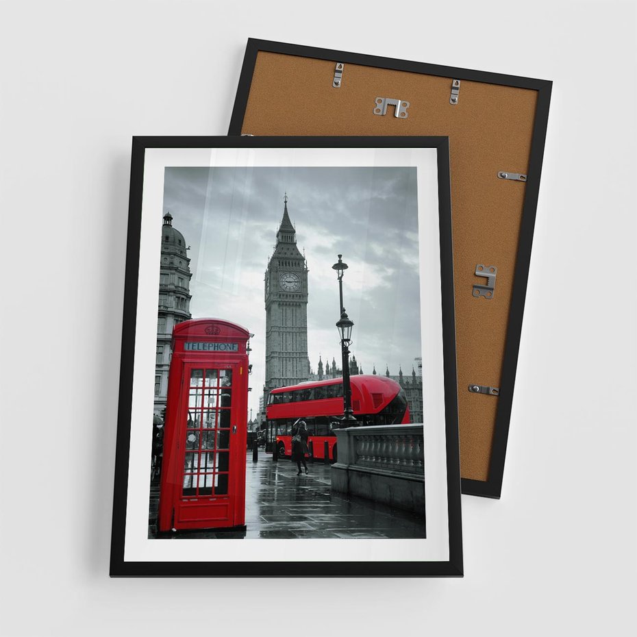 Plakat w ramie 50x70 - Uliczka z charakterystyczną budką w Londynie - Londyn, budka - rama czarna