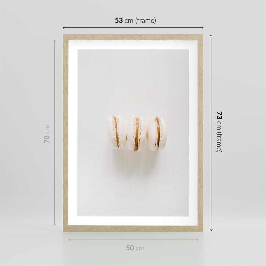 Plakat w ramie 50x70 - Delikatność w Bieli - białe ciateczka. makaroniki, minimalistyczne zdjęcie - rama drewno
