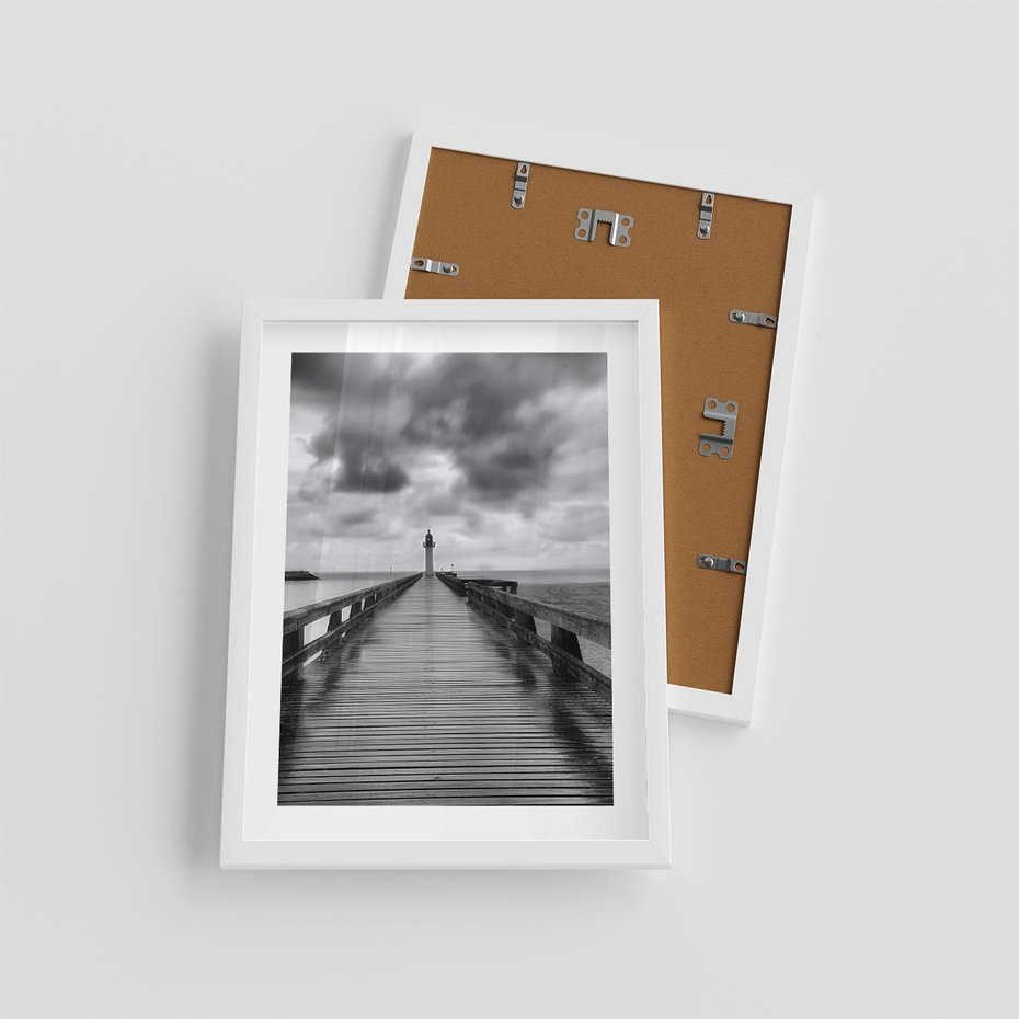 Plakat w ramie 30x40 - Romantyczny pomost z latarnią - pomost, latarnia - rama biała