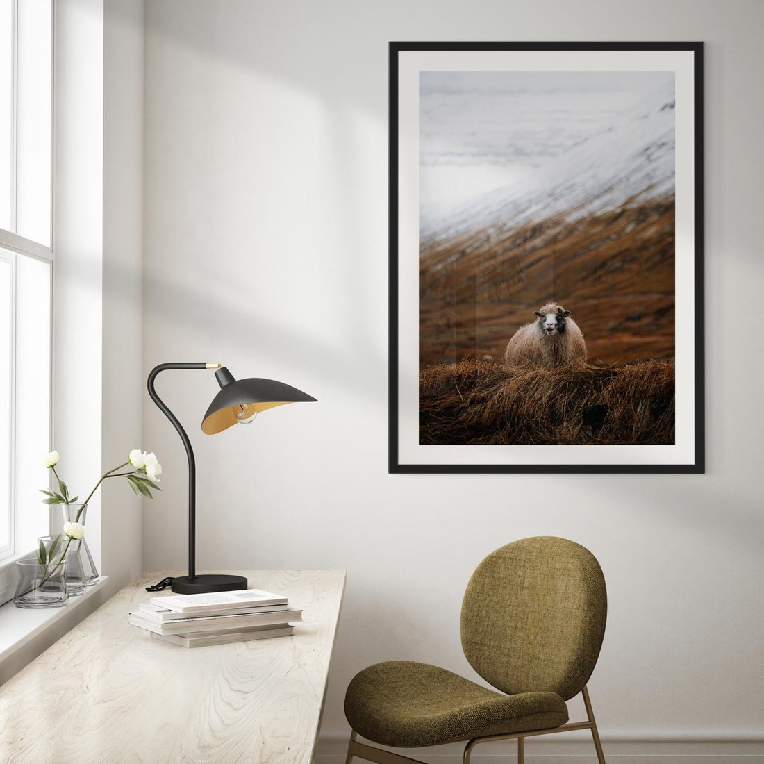 Plakat w ramie 30x40 - Owiecka panorama - góry, owca - rama czarna