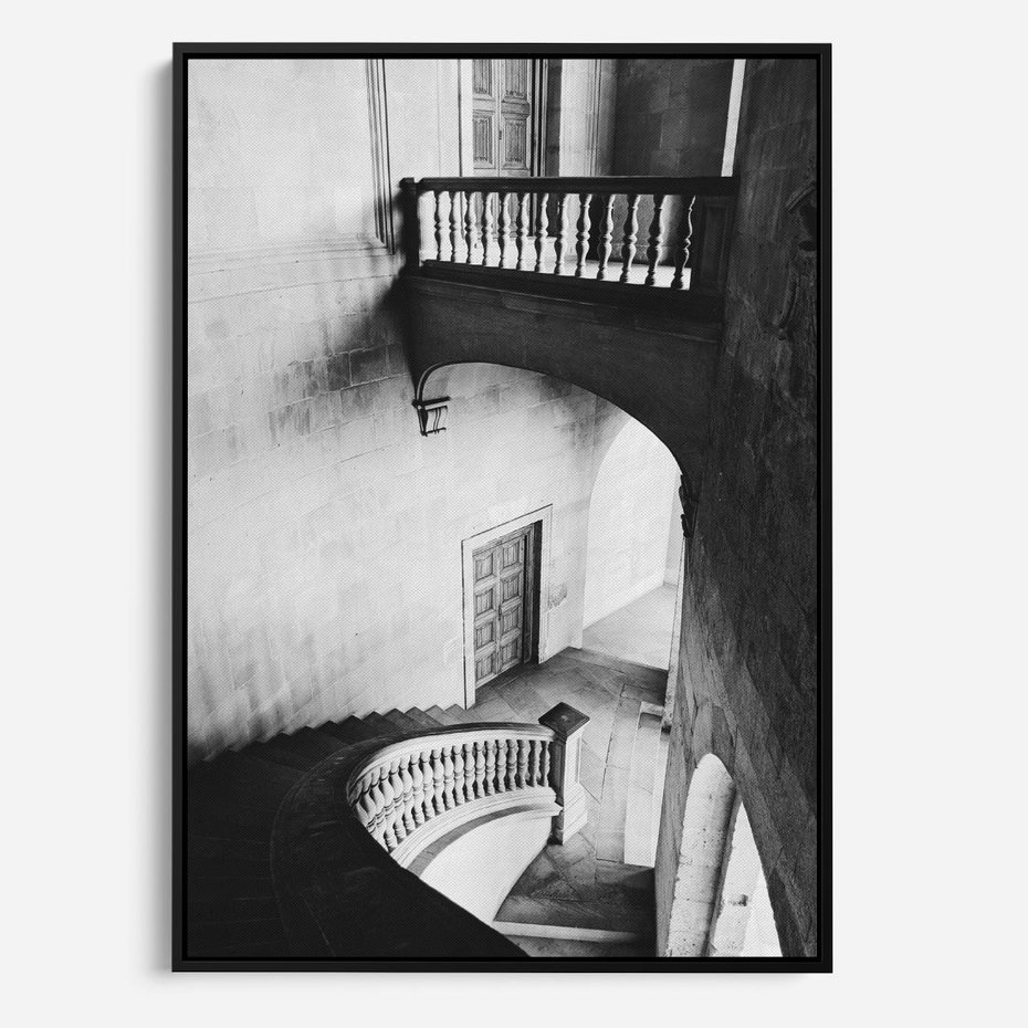 Obraz w ramie 70x100 - Po Schodach w Dół - czarno białą fotgrafia, zakręcone schody w starek kamienicy - rama czarna
