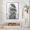 Obraz w ramie 70x100 - Zrób mi Zdjęcie - fotografia, kobieta z aparatem - rama czarna