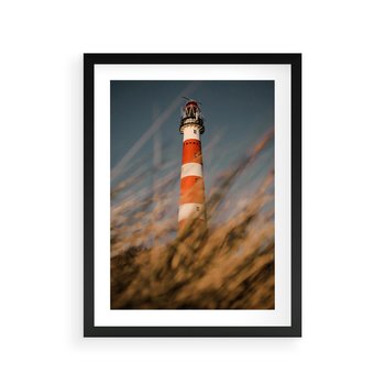 Plakat w ramie 40x50 - Magia nadmorskiego światła - latarnia morska, ujęcie z za trawy - rama czarna