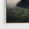 Obraz w ramie 70x50 - Zamglona Prostota - artystyczna fotografia, samotne drzewo na zamglonej łące - rama drewno