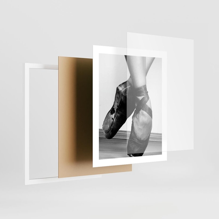 Plakat w ramie 40x50 - Taniec Zmysłów - artystyczne zdjęcie, odcienie szarości - rama biała