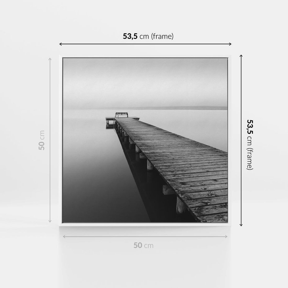Obraz w ramie 50x50 - Mglista Perspektywa - czarno biała fotografia, drewniany pomost na jeziorze - rama biała