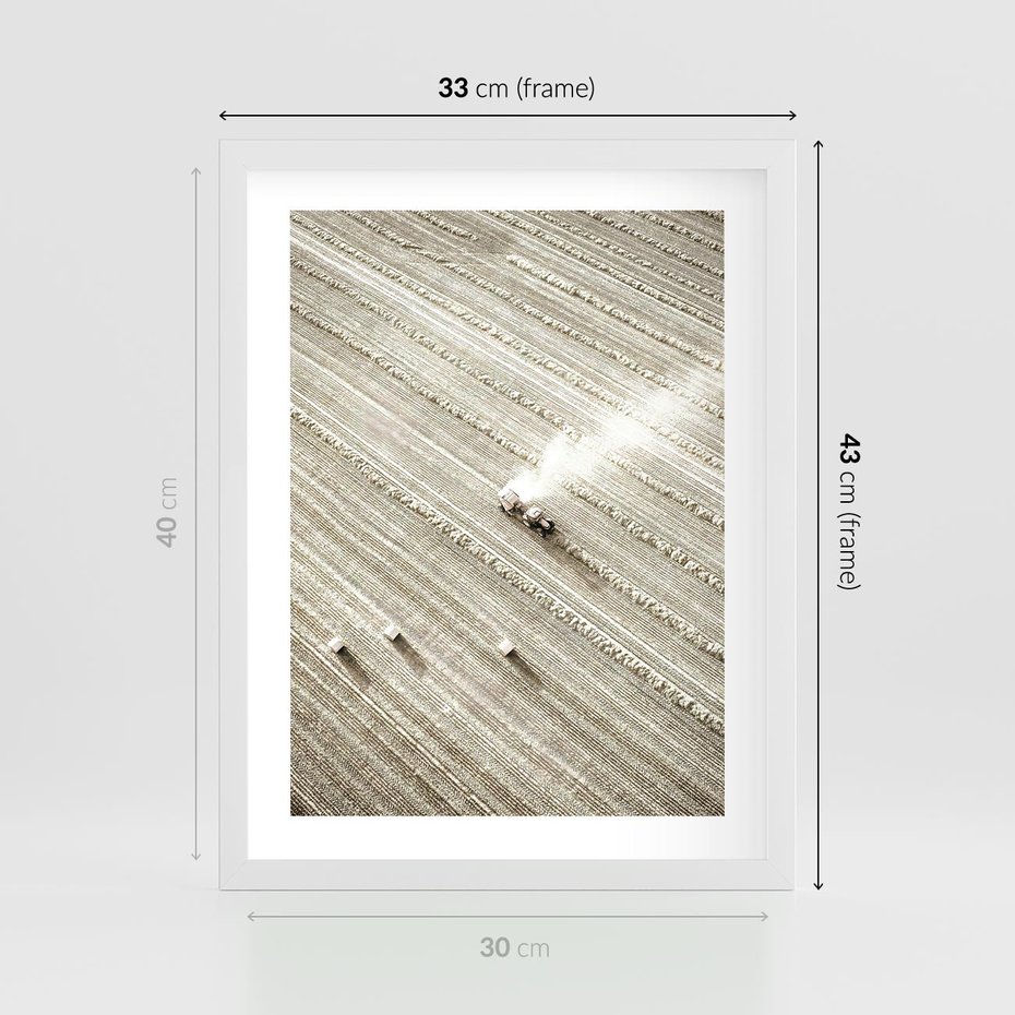 Plakat w ramie 30x40 - Pole i Żniwa na Malowniczym Zdjęciu - pole, traktor - rama biała