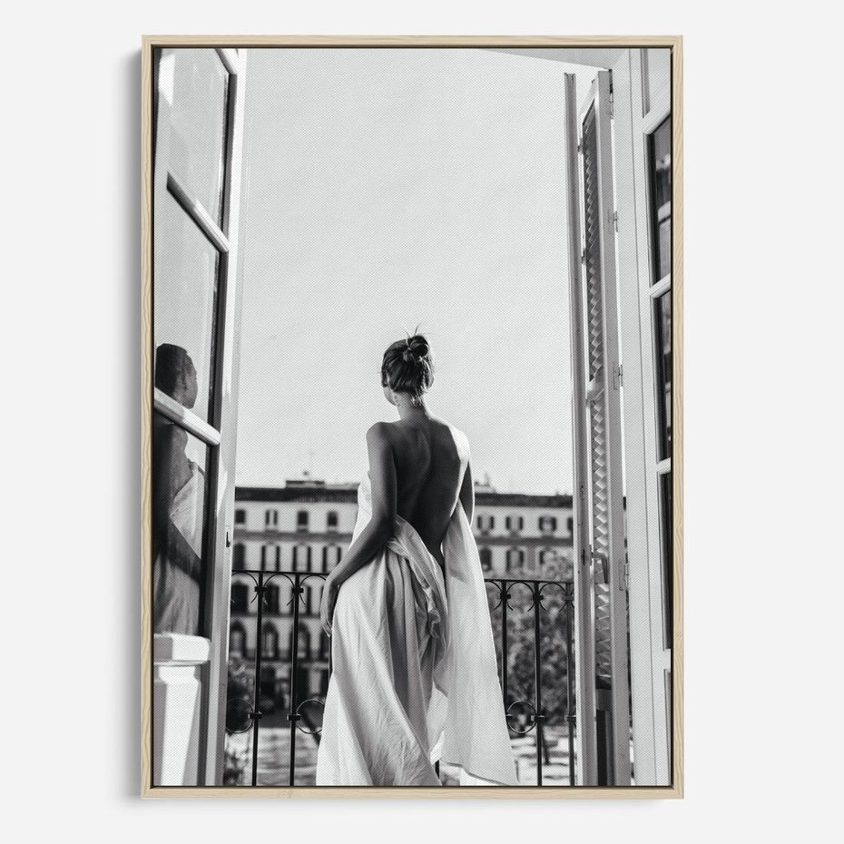 Obraz w ramie 70x100 - Poranki w Paryżu - czarno białe zdjęcie, kobieta w prześcieradle na balkonie - rama drewno