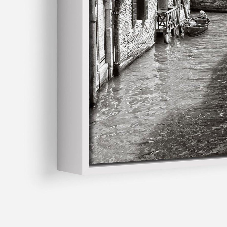 Obraz w ramie 70x100 - Weneckie Kanały - czarno białe zdjęcie, wenecja - rama biała