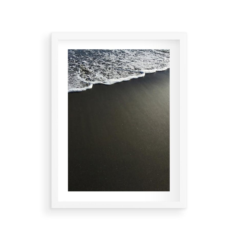 Plakat w ramie 30x40 - Morskie Fale na Plaży - plaża, morskie fale omywają piasek - rama biała