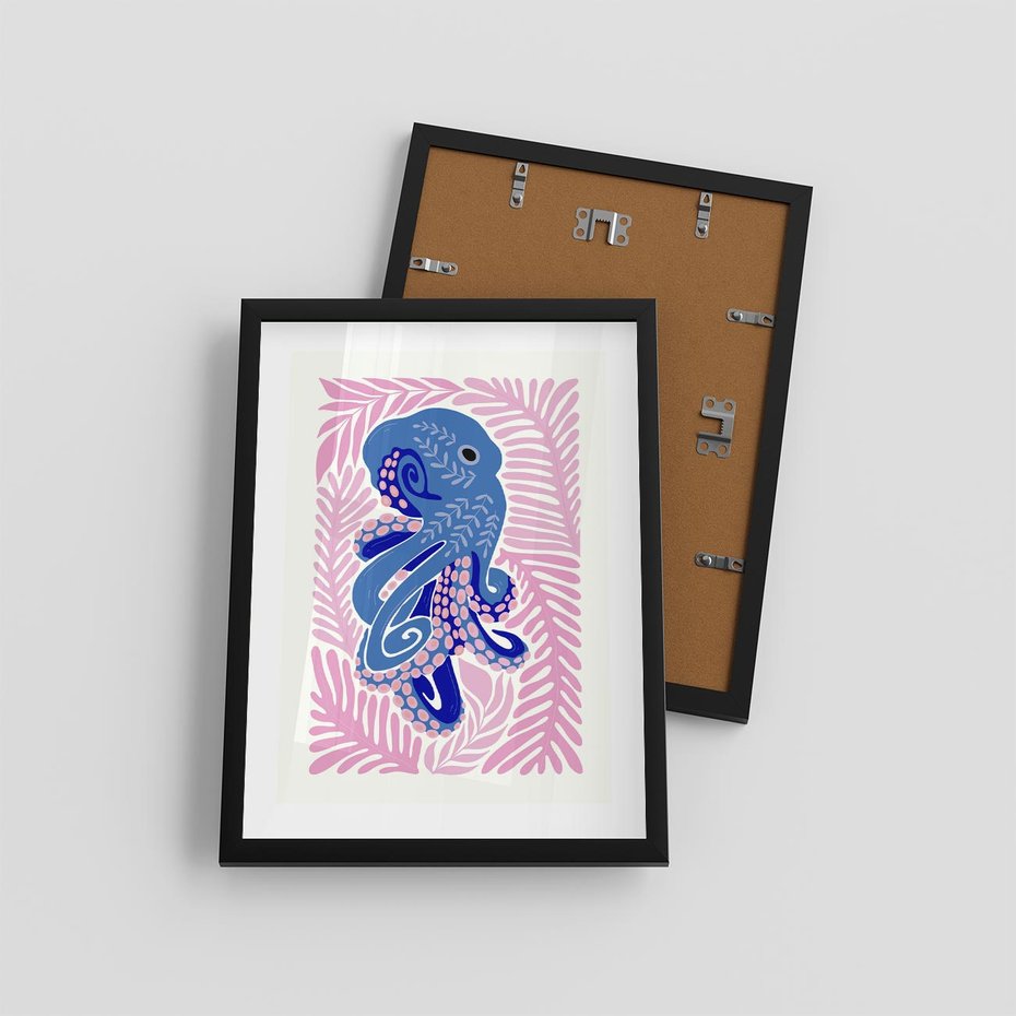 Plakat w ramie 30x40 - Rozkwitające marzenia - abstrakcyjna kompozycja, niebieska ośmiornica wśród różowej roślinnośći - rama czarna