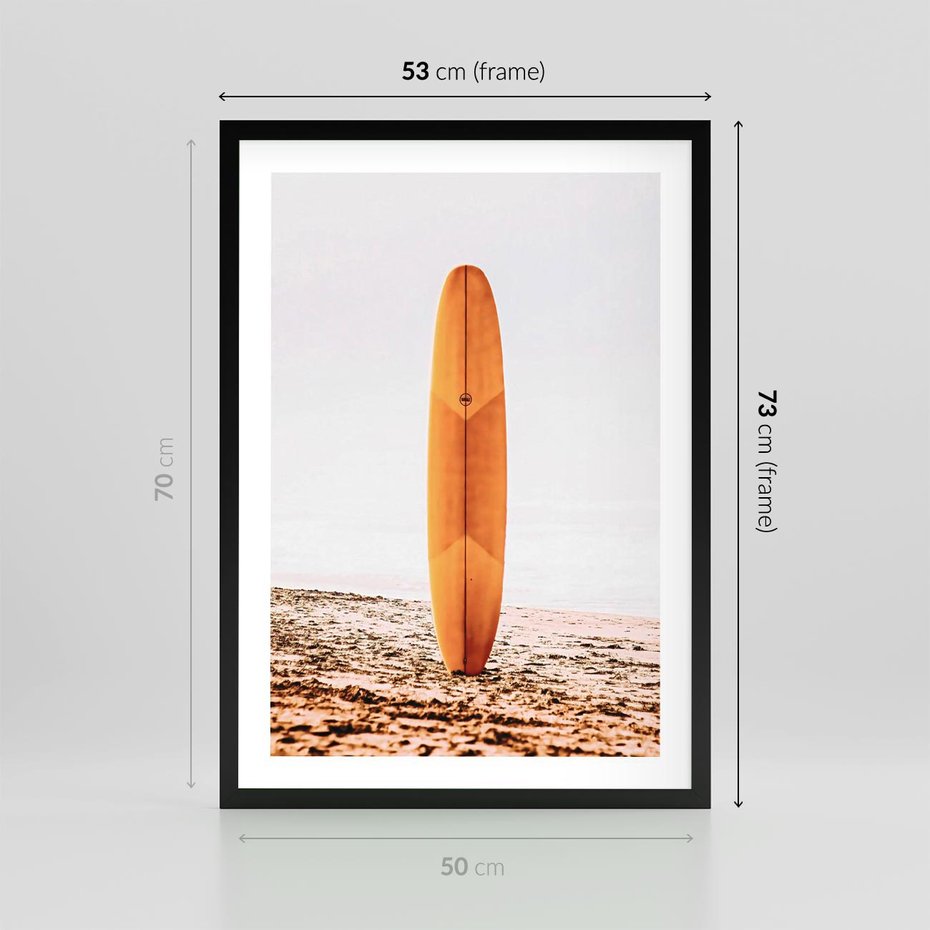 Plakat w ramie 50x70 - Deska w Piasku: Gotowa na Fale - plaża, pomarańczowa deska surfingowa wbita w piasek - rama czarna