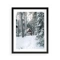 Plakat w ramie 40x50 - Spokój Zimowej Przygody w Lesie - domek w górach w lesie, zima - rama czarna