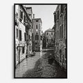 Obraz w ramie 70x100 - Weneckie Kanały - czarno białe zdjęcie, wenecja - rama czarna
