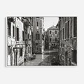 Obraz w ramie 100x70 - Weneckie Kanały - czarno białe zdjęcie, wenecja - rama biała