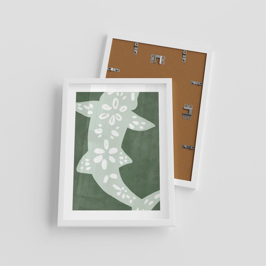 Plakat w ramie 30x40 - Migotliwe Wibracje Zieleni - zielony plakat, abstrakcja przypominająca rybę - rama biała