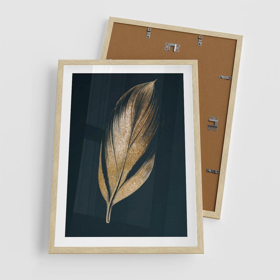 Plakat w ramie 50x70 - Mroczne Złoto - nowoczesna grafika, złoty liść na czarnym tle - rama drewno
